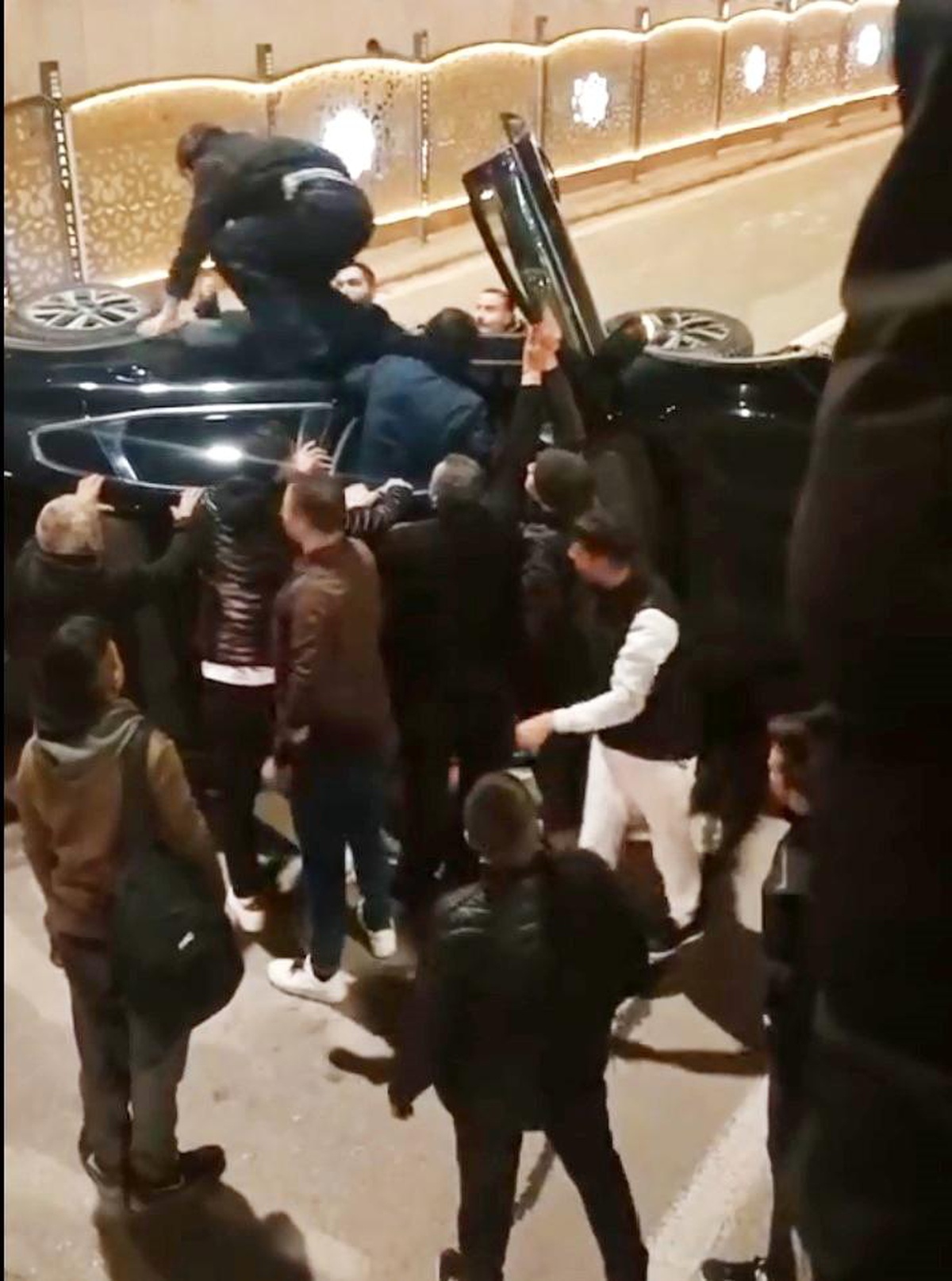 Aksaray\'da Otomobil Devrildi: İki Yaralı