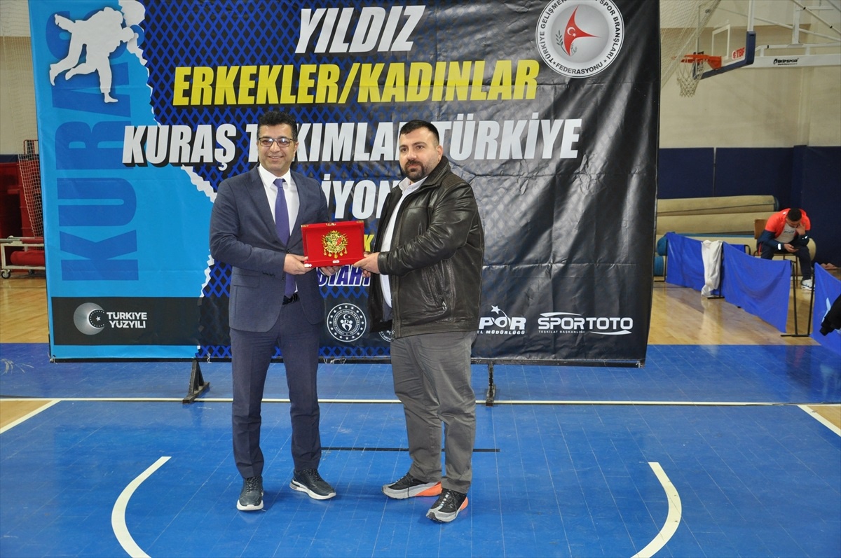 Kütahya\'da Yıldızlar Takımlar Türkiye Kuraş Şampiyonası Başladı