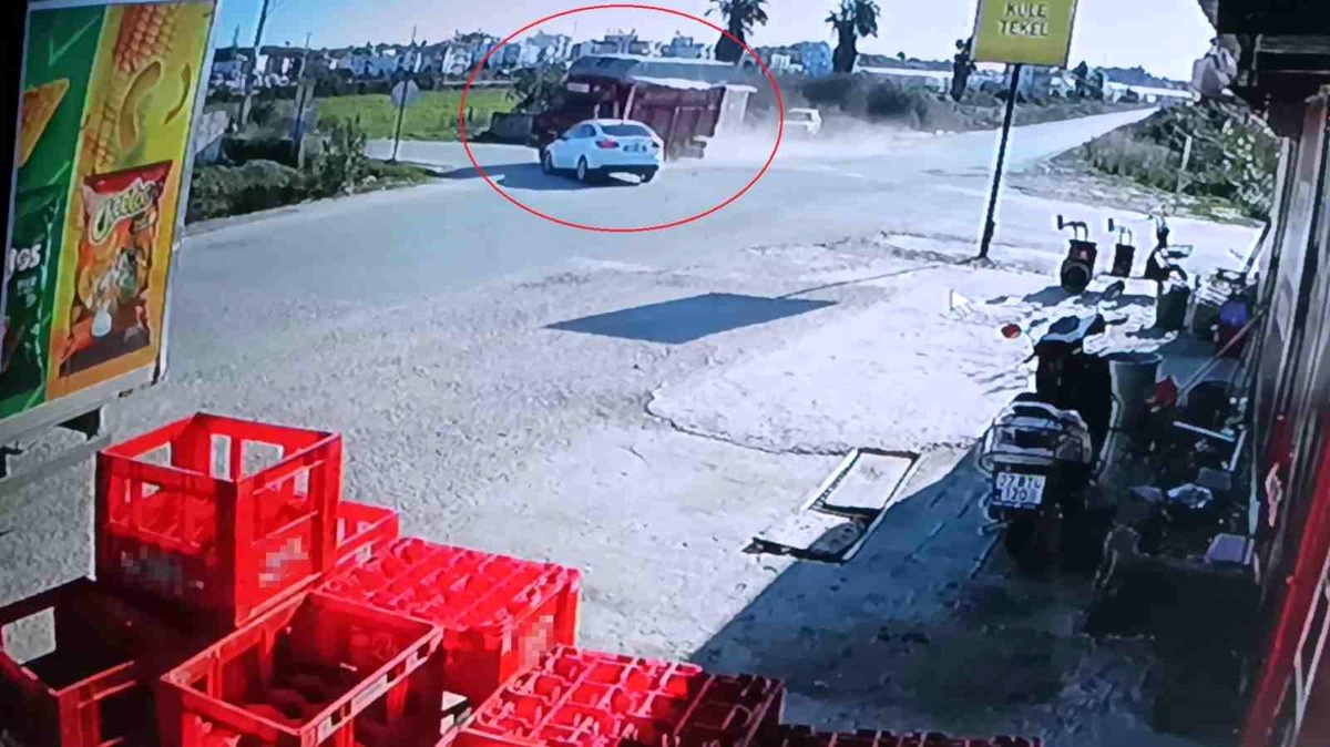 Antalya\'da Muz Yüklü Kamyonla Kaza: 2 Yaralı