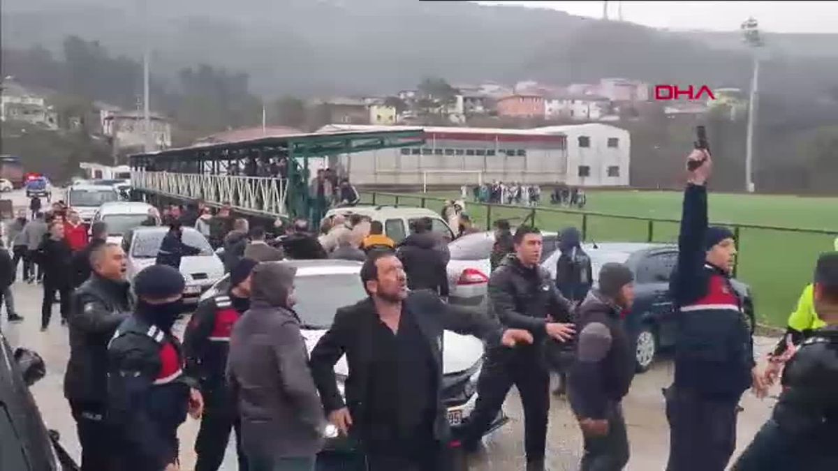 Düzce\'de Futbol Maçında Kavga: 8 Yaralı