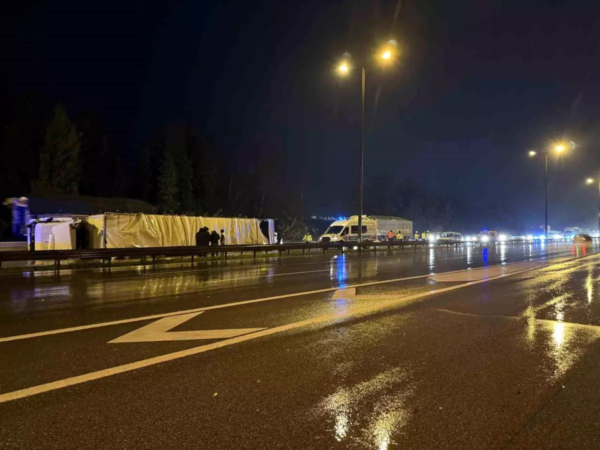 Sakarya\'da Tır Devrildi: Trafik Kilitlendi