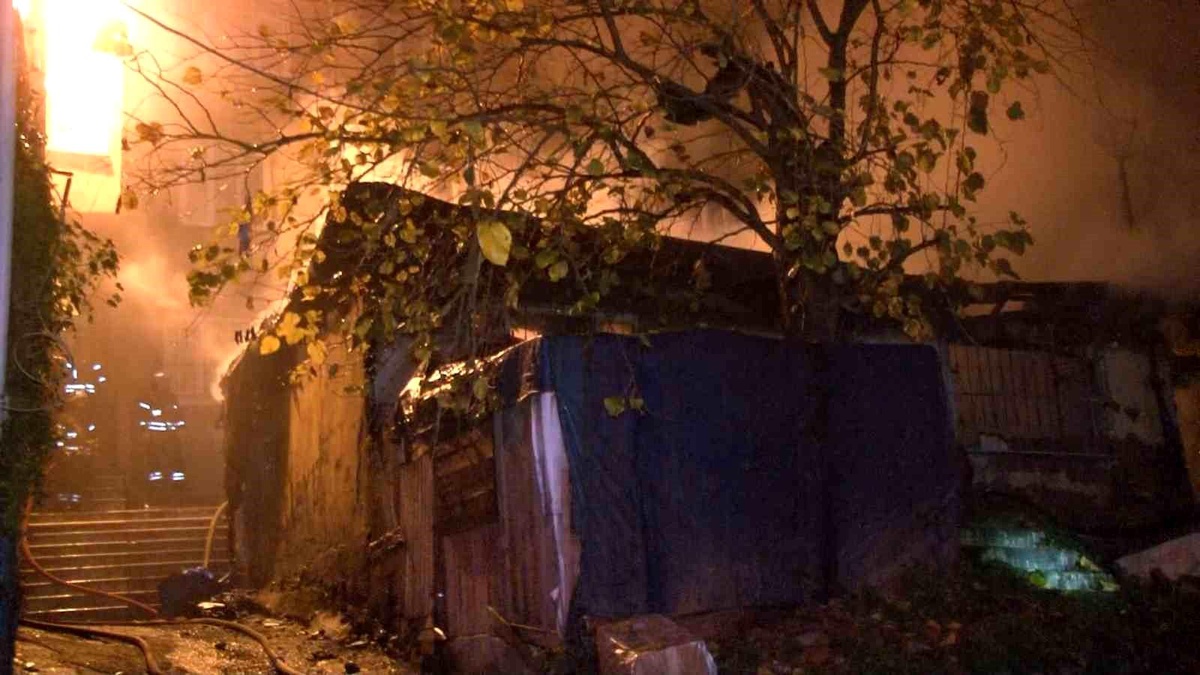 Beyoğlu\'nda Gecekonduda Yangın ve Patlama