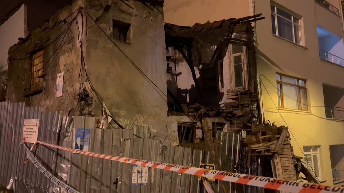 Beyoğlu\'ndaki Metruk Binada Kısmi Çökme Meydana Geldi