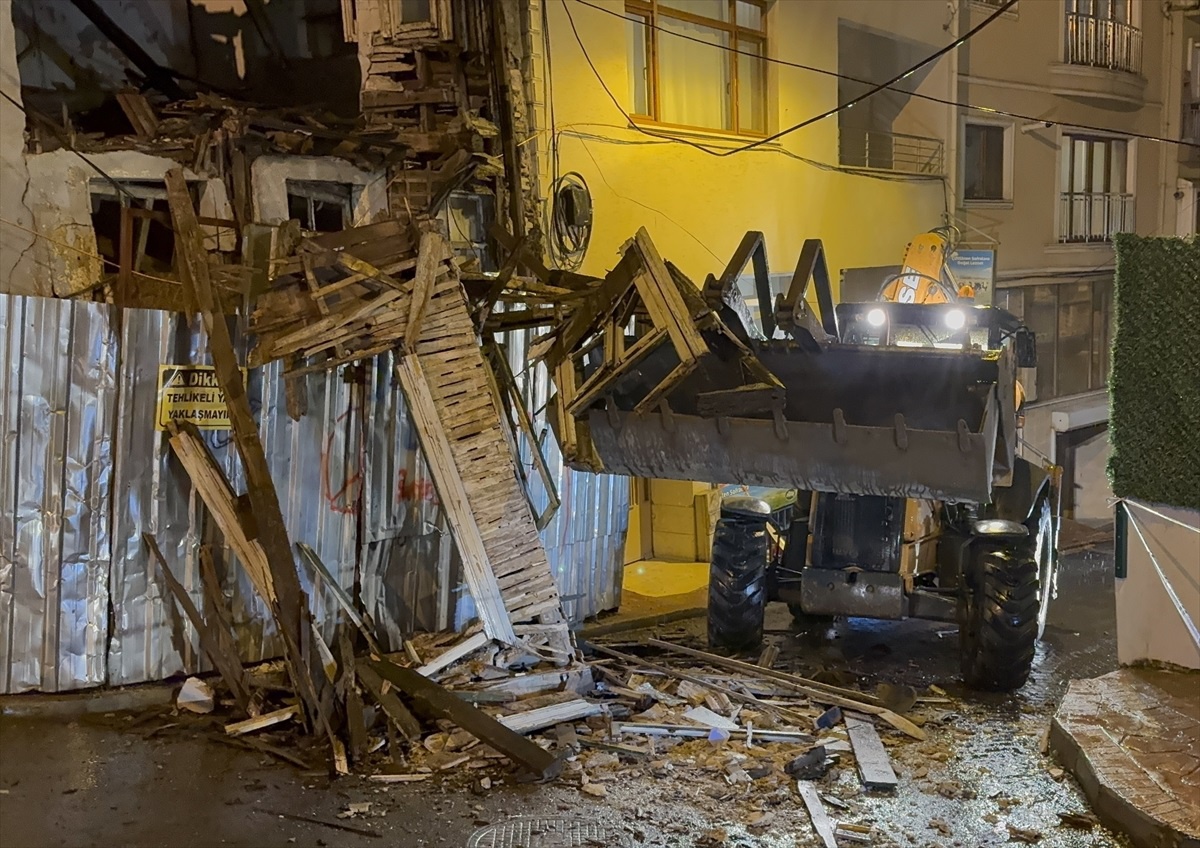 Beyoğlu\'nda Metruk Bina Çöktü
