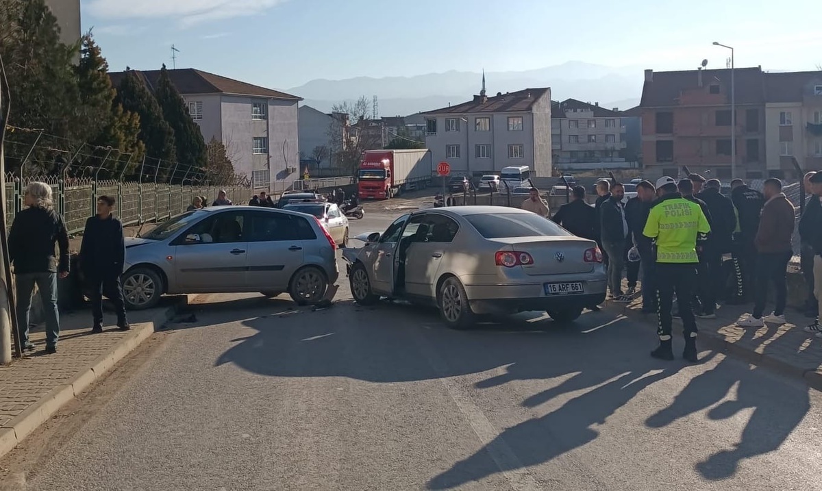 İnegöl\'de Kafa Kafaya Çarpışma: 4 Yaralı