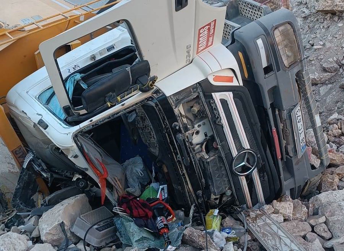 Adıyaman\'da Hafriyat Kamyonu Devrildi: Sürücü Hayatını Kaybetti