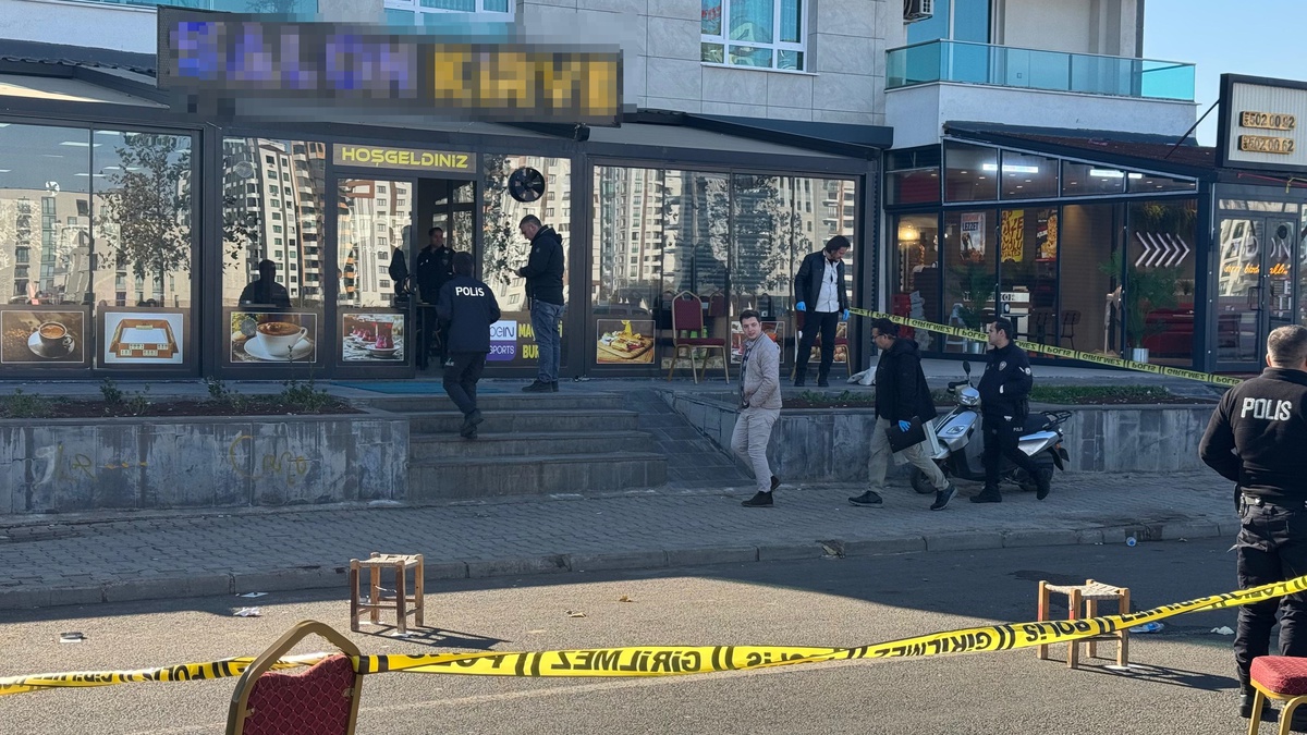 Diyarbakır\'da Kıraathane Çatışması: 1 Ağır, 4 Yaralı