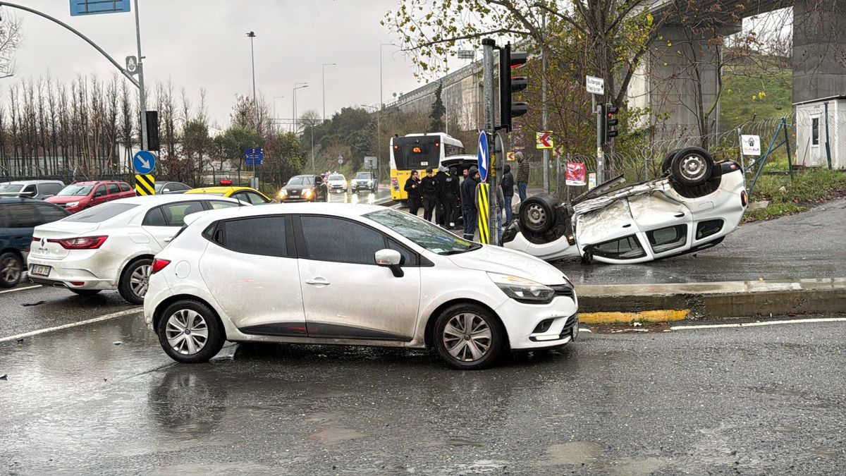 Eyüpsultan\'da Trafik Kazası: Cip Takla Attı, Yaralanan Yok