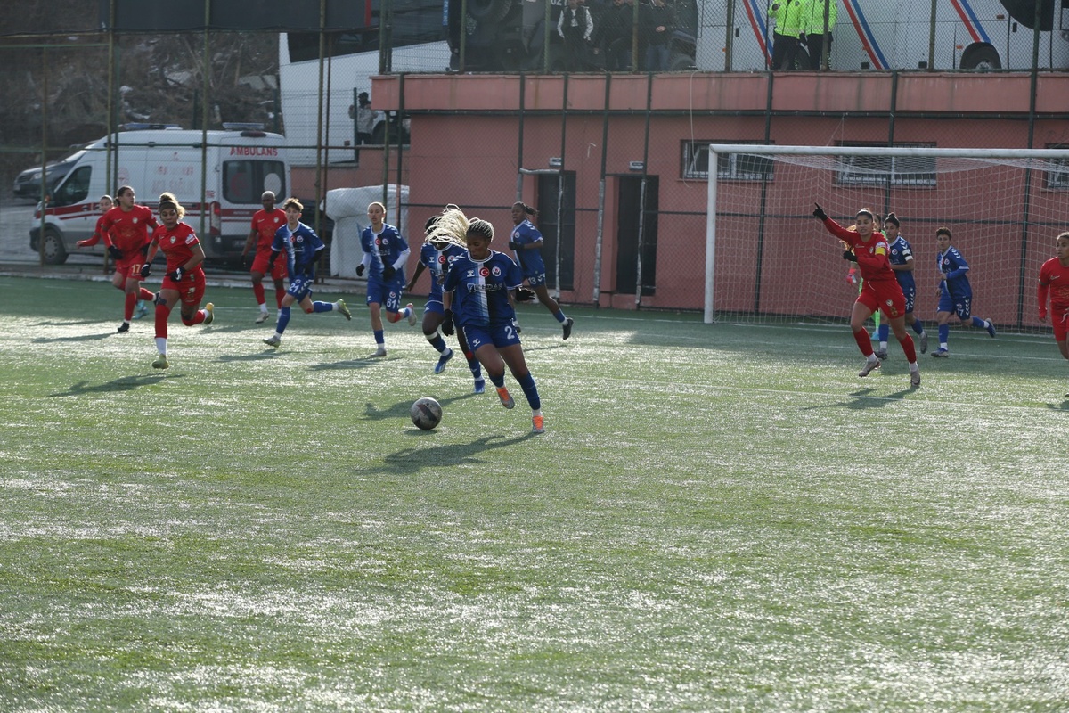 Hakkarigücü Kadın Futbol Takımı, Amed Sportif\'i 2-0 Mağlup Etti