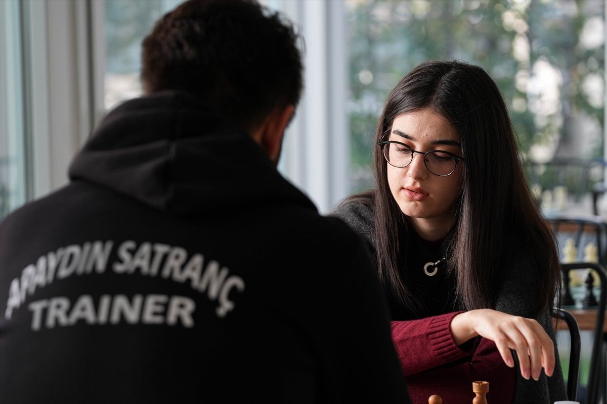 Genç Satranç Dahisi Gülenay Aydın