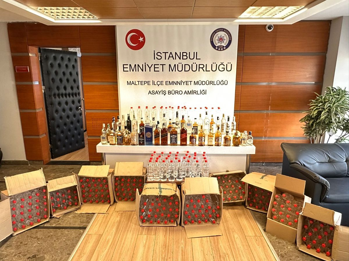 İstanbul\'da Kaçak Sigara ve Sahte İçki Operasyonları: 4 Gözaltı
