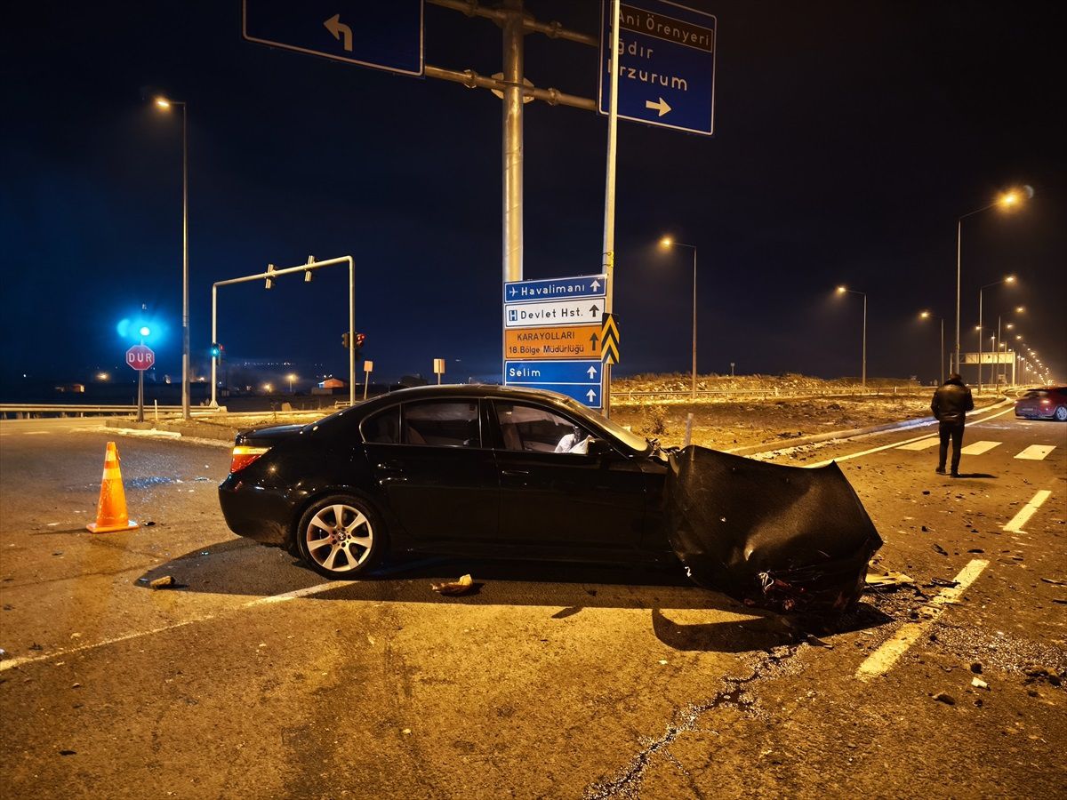 Kars\'ta Trafik Kazası: İki Sürücü Ağır Yaralandı
