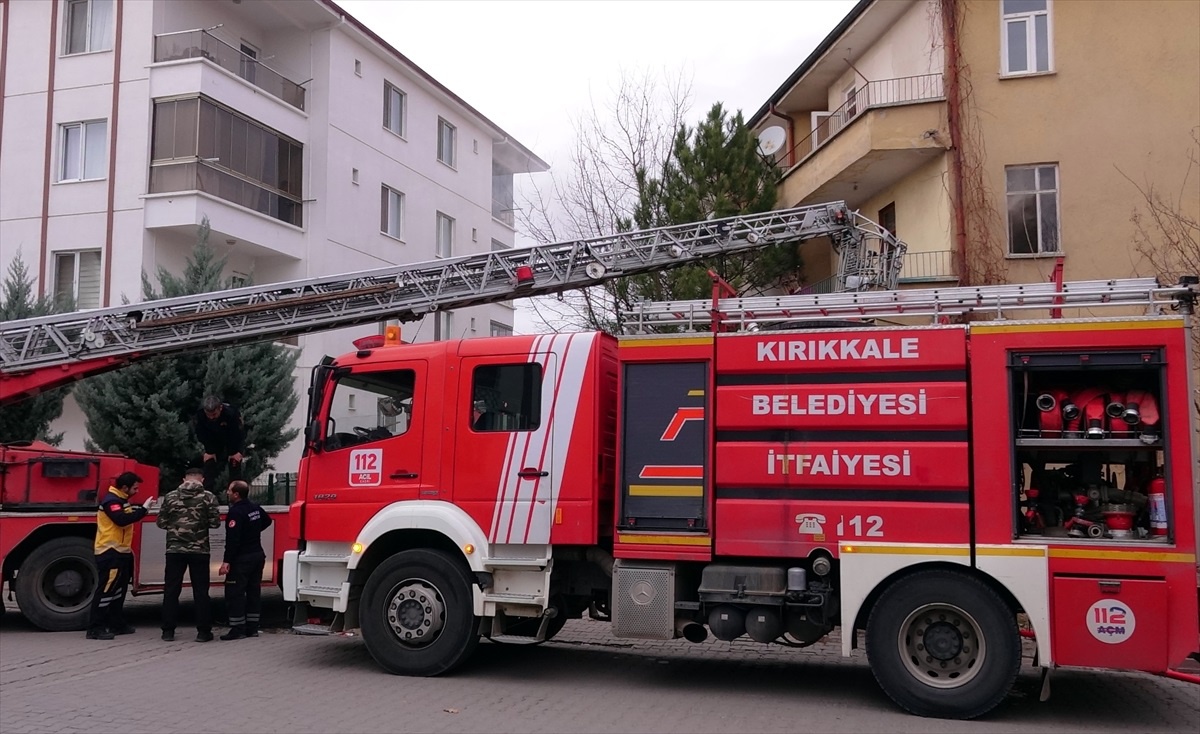 Kırıkkale\'de evde çıkan yangında 4 kişi dumandan etkilendi