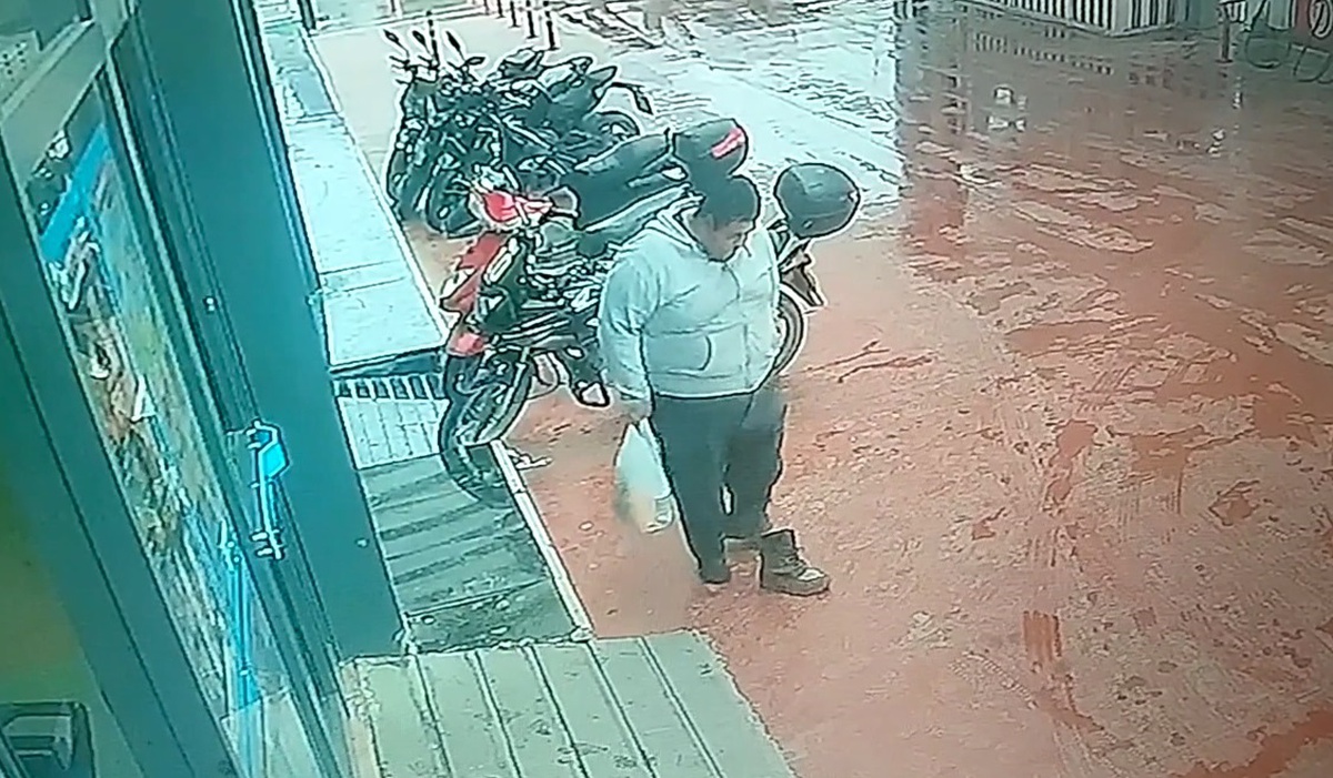 Marketin Önünde Ayakkabılarını Çıkaran İnşaat İşçisi