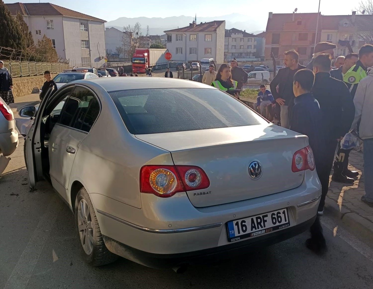 İnegöl\'de Kafa Kafaya Çarpışma: 4 Yaralı