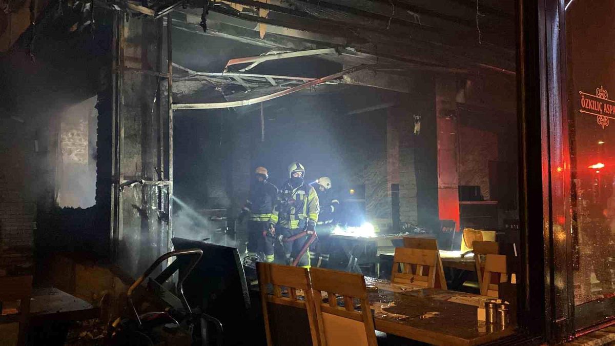 Kocaeli\'de Restoran Yangını: Kullanılamaz Hale Geldi