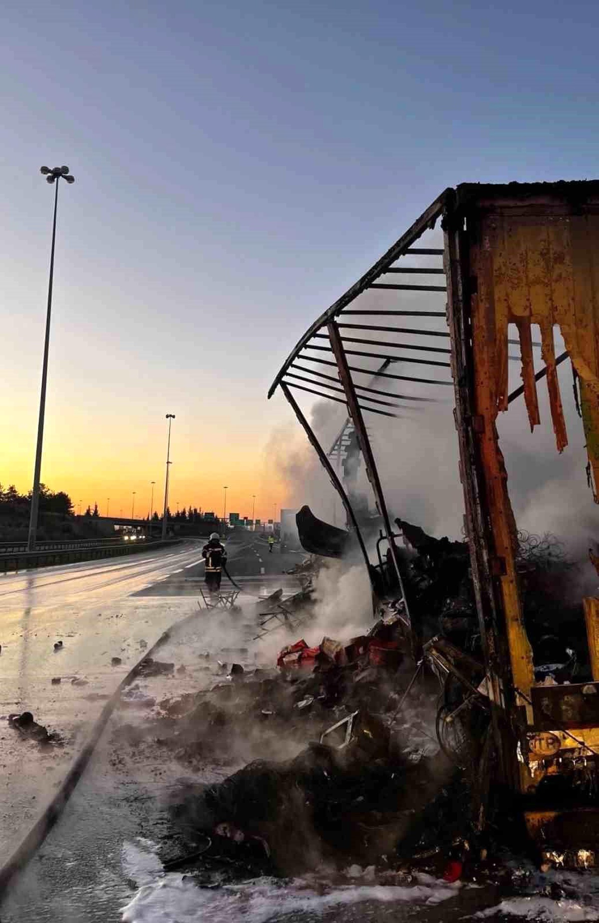 Mersin\'de Tır Dorsesi Yangını