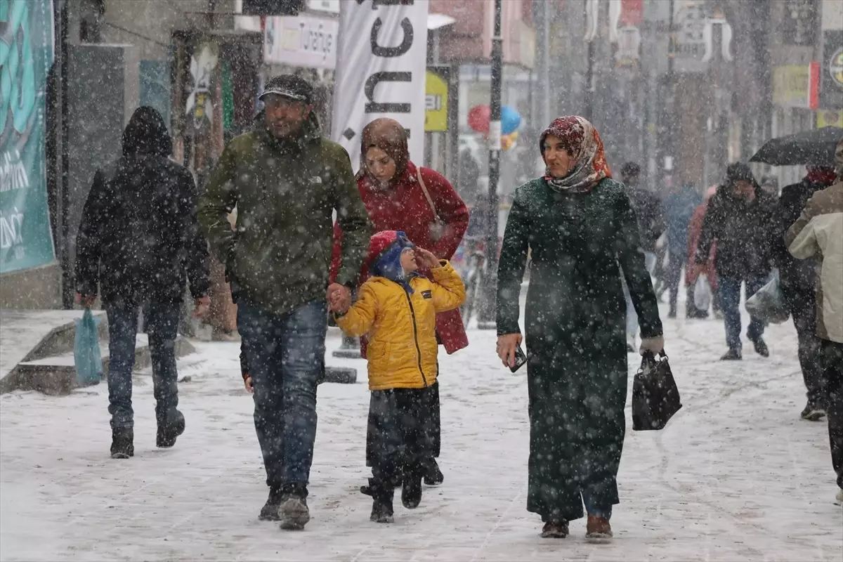 Ağrı\'da Kar Yağışı Şehir Merkezini Beyaza Bürüdü