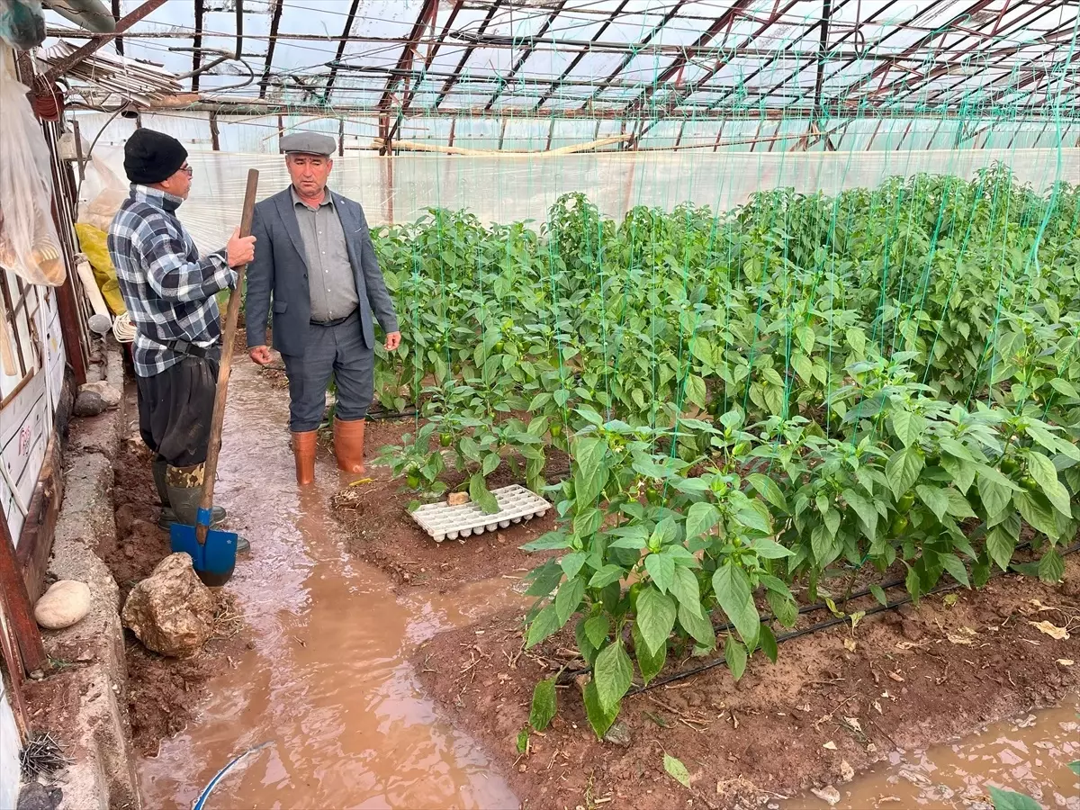 Antalya\'da Sağanak Su Baskınlarına Neden Oldu