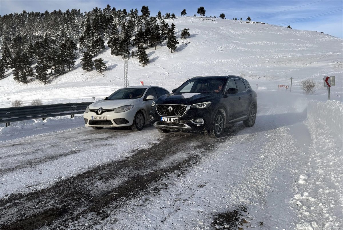 Ardahan\'da Kar Yağışı Ulaşımı Olumsuz Etkiledi