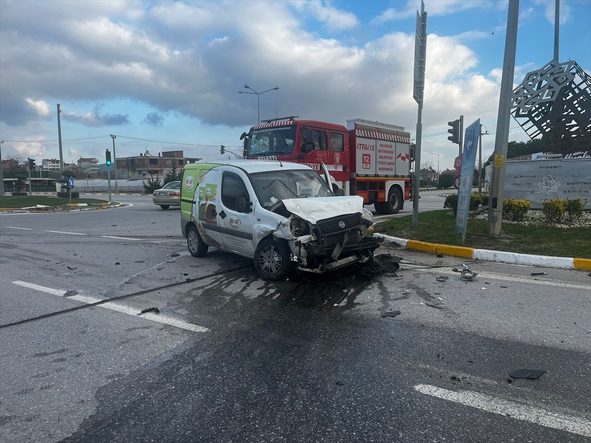 Balıkesir\'de Trafik Kazası: 2 Yaralı