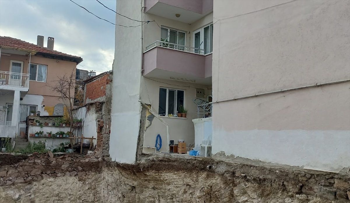 Balıkesir\'de Çökme: 3 Kişi Mahsur Kaldı