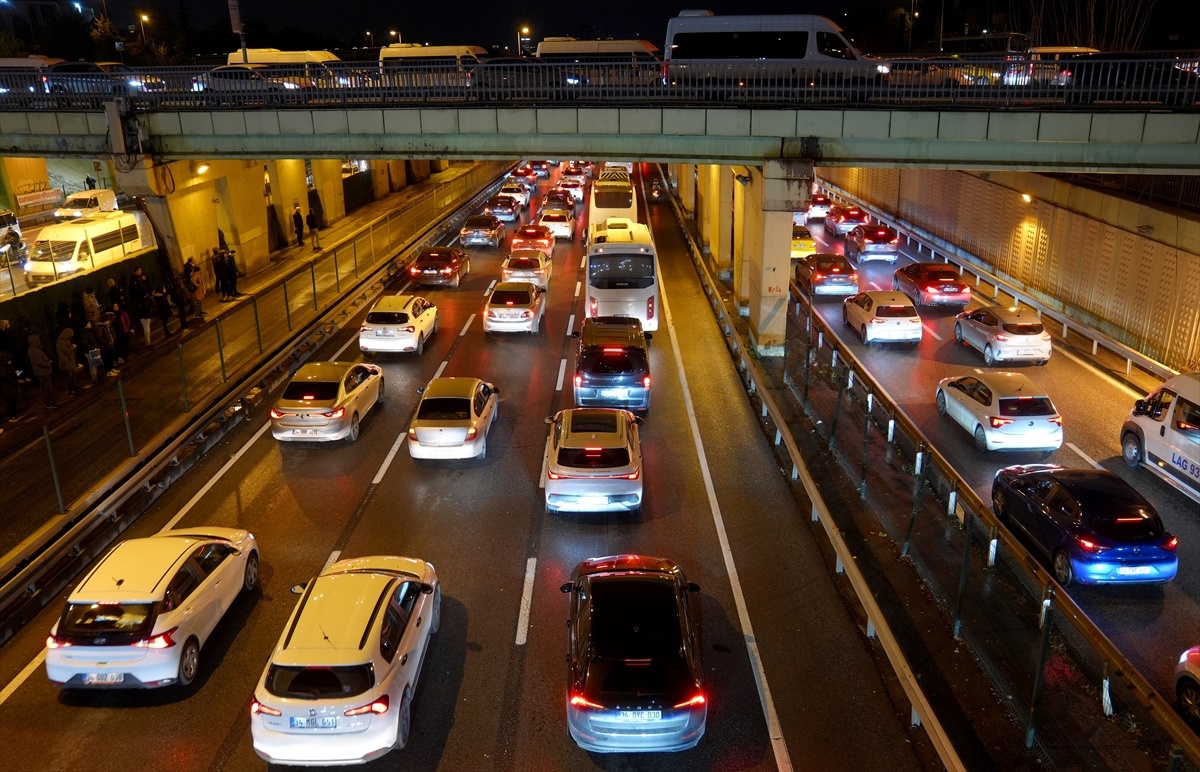 İstanbul\'da haftanın ilk iş gününde trafik yoğunluğu yaşanıyor