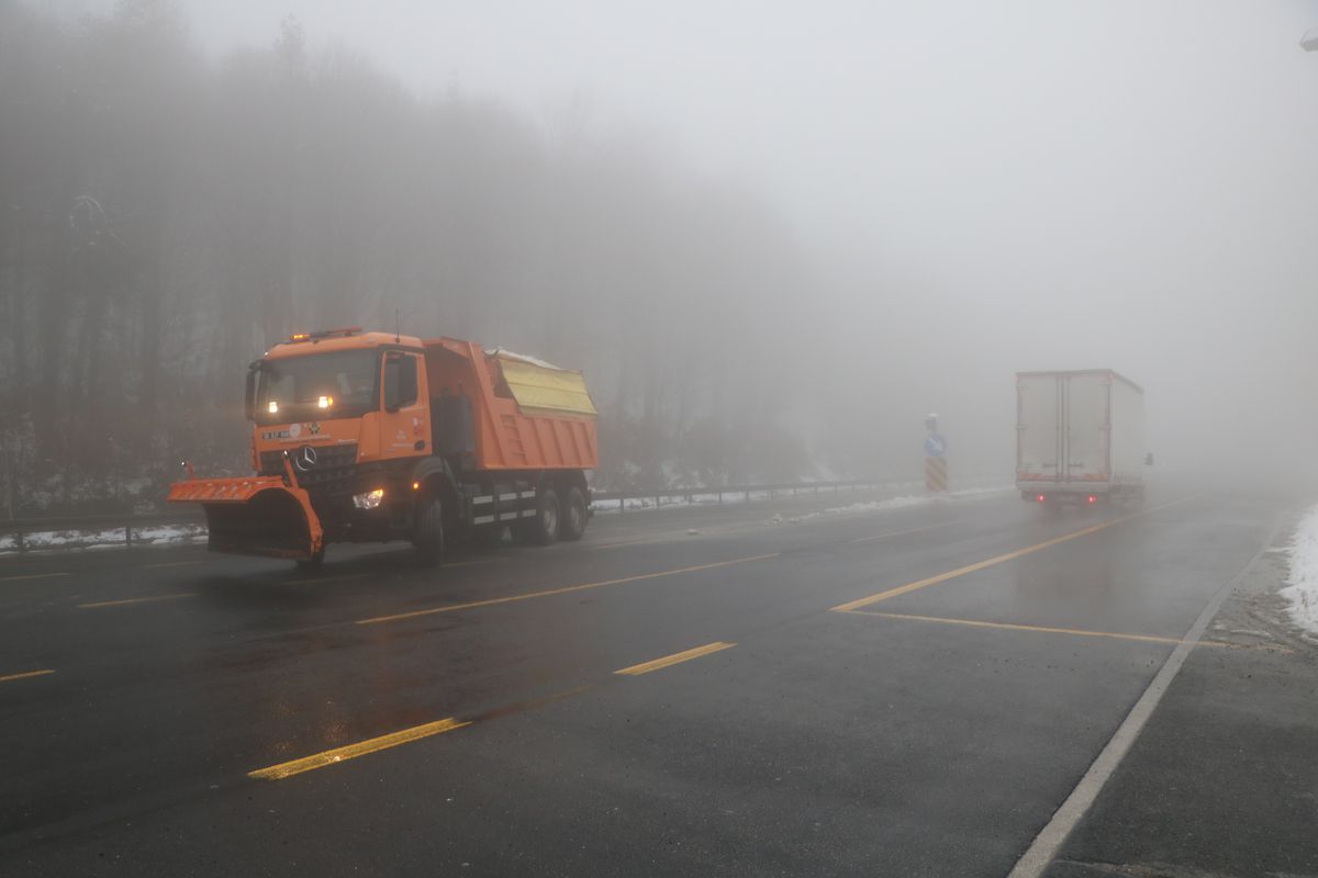 Bolu Dağı\'nda Sis Etkili: Görüş Mesafesi 30 Metreye Düştü
