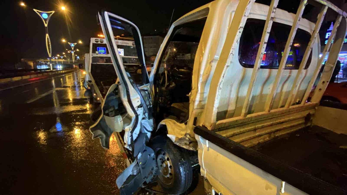 İzmit\'te Kamyonet Kazası: Sürücü Sıkıştı