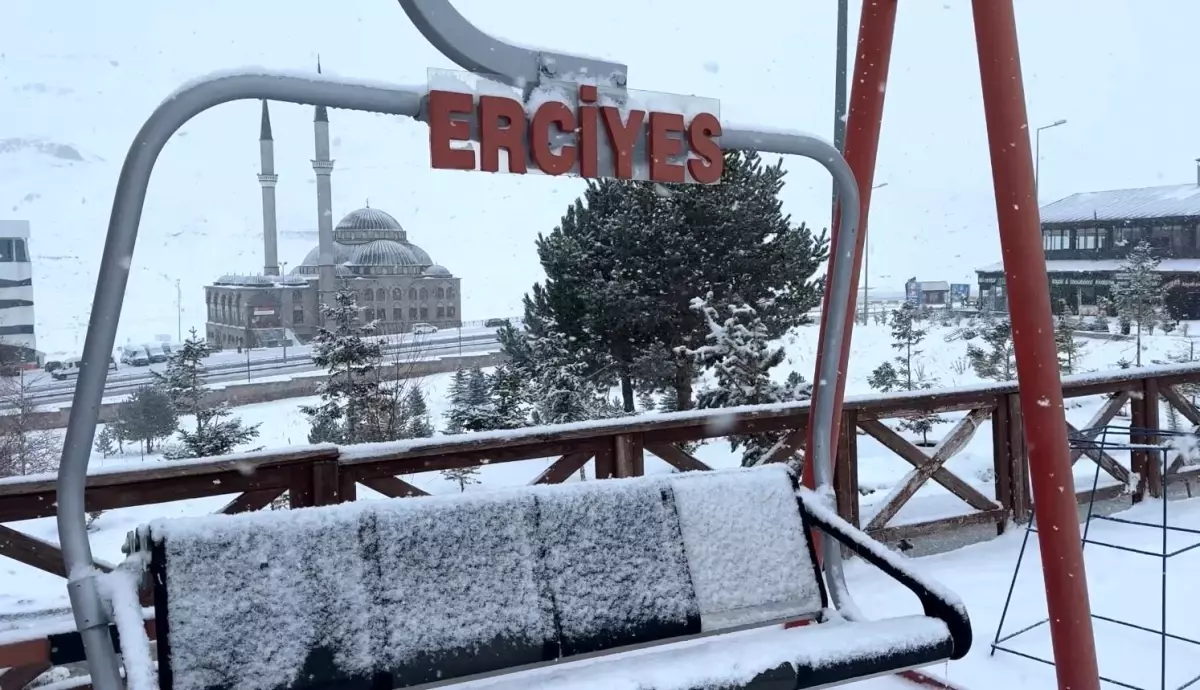 Erciyes Kayak Merkezi\'nde Kar Sevinci