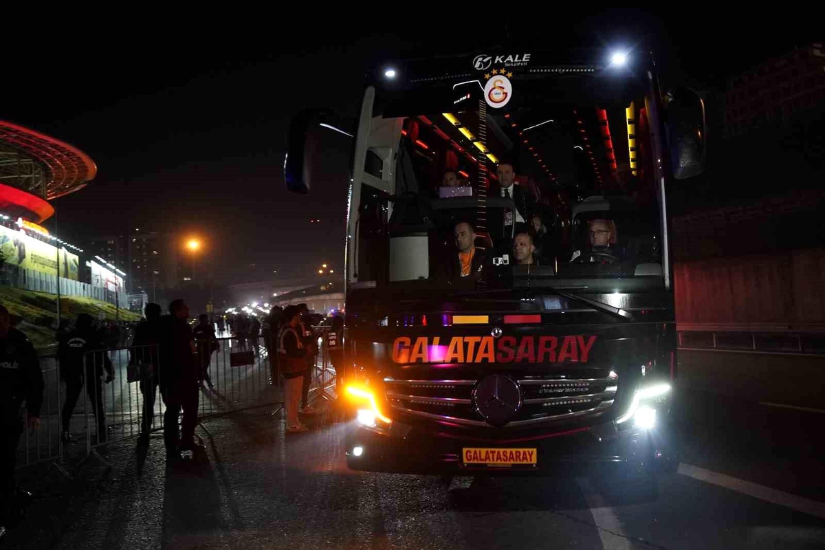 Galatasaray, Trabzonspor ile Maç İçin Stadyumda