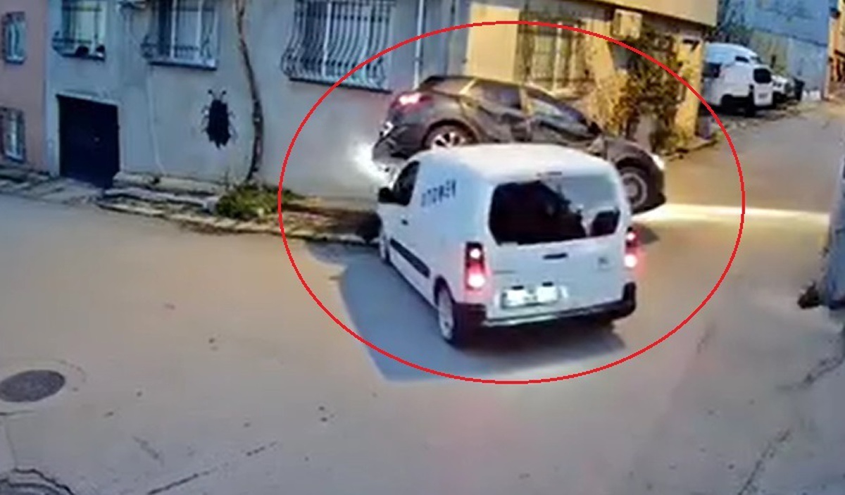BURSA\'da Otomobil ile Hafif Ticari Araç Çarpıştı: 4 Yaralı