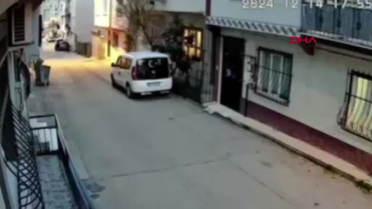 Bursa\'da Otomobil ve Hafif Ticari Araç Çarpıştı