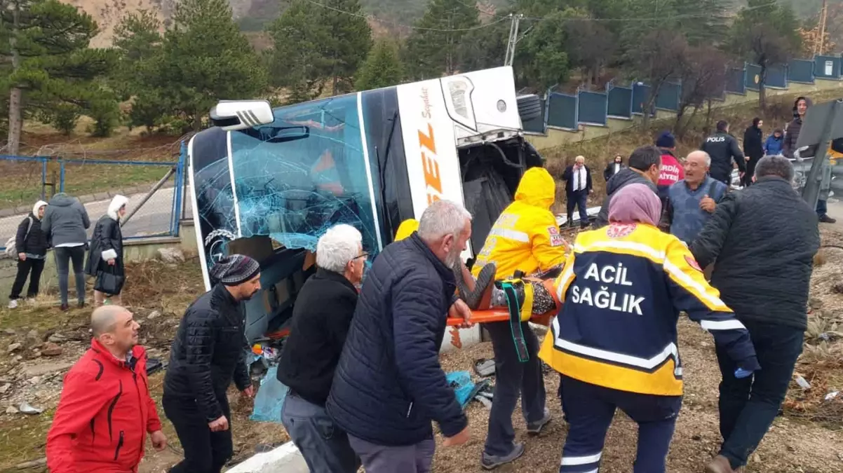 Isparta\'da yolcu otobüsü devrildi: 1 ölü, 24 yaralı