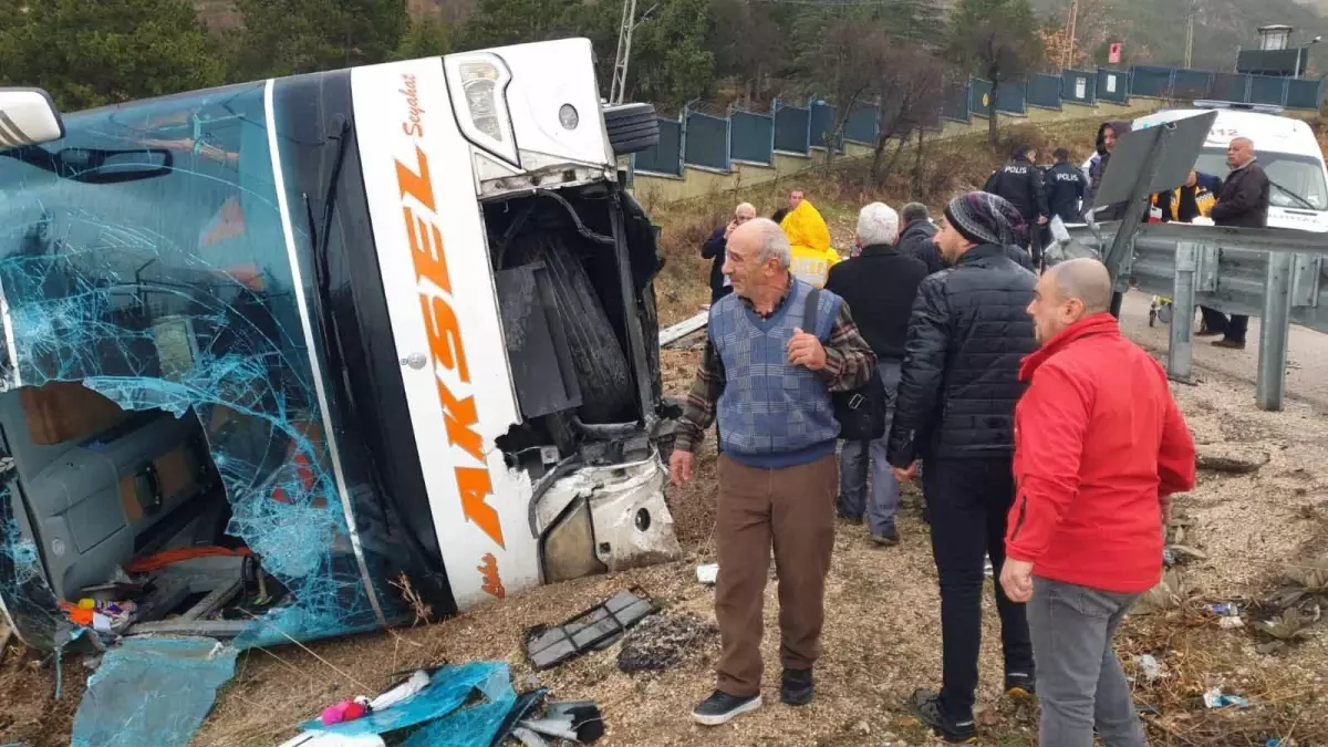 Isparta\'da Yolcu Otobüsü Devrildi, Yaralılar Var