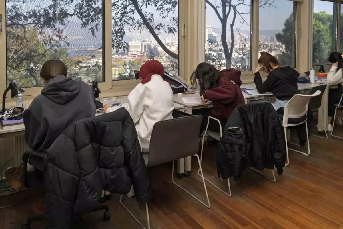 İzmir\'in kütüphaneleri binlerce genci ağırlıyor