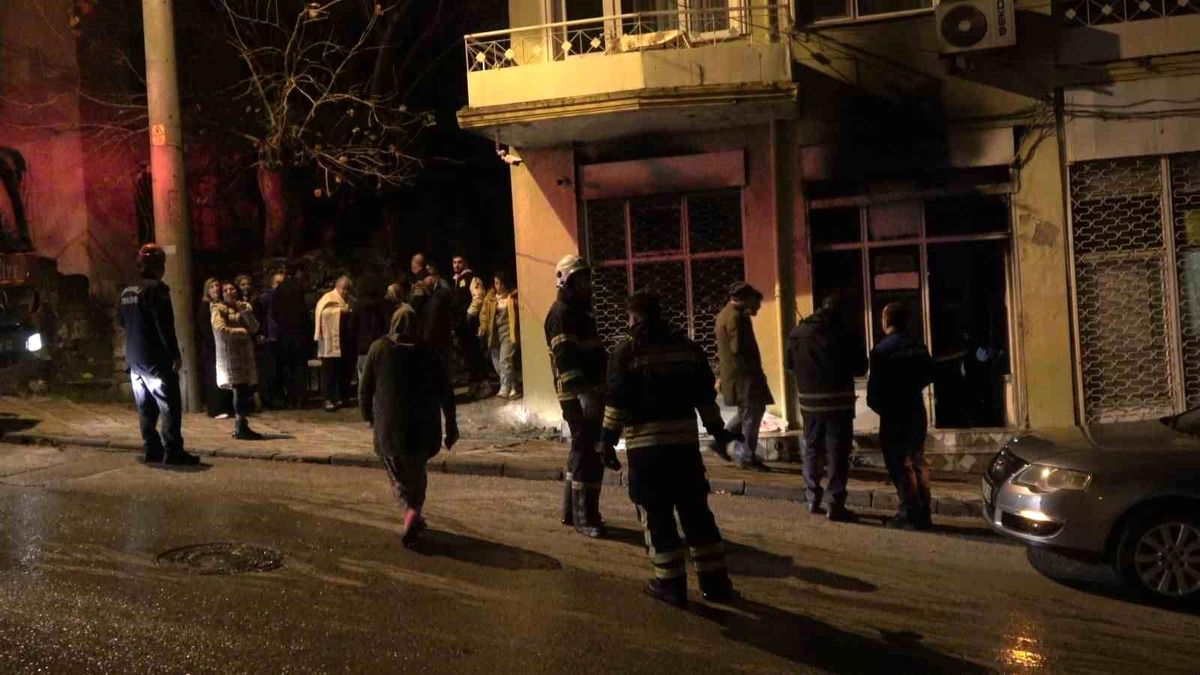 Kocaeli\'de Elektronik Eşya Tamirhanesinde Yangın