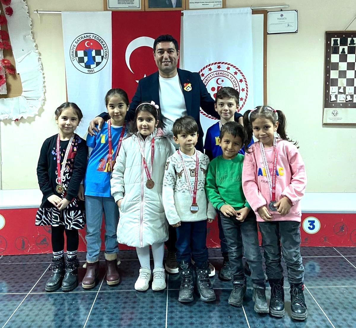 Yunus Emre İlkokulu\'ndan Satrançta Büyük Başarı