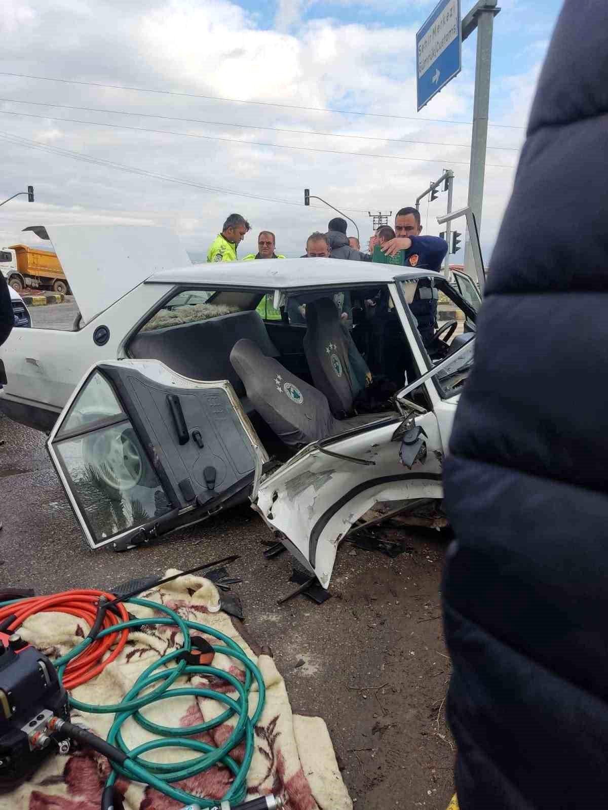 Manisa\'da Trafik Kazası: 3 Yaralı