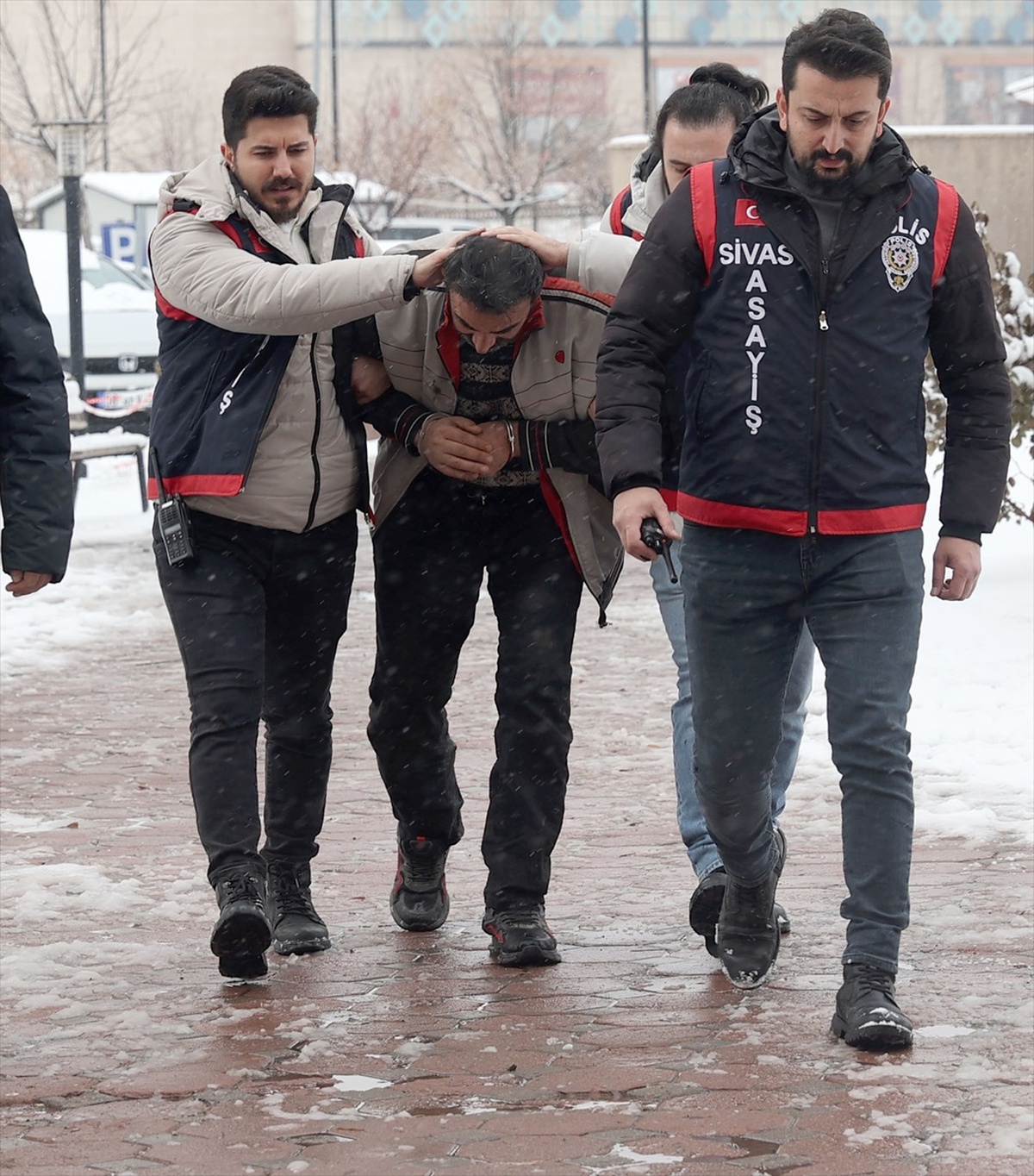 Sivas\'ta Anne ve Oğul Cinayeti: Zanlı Tutuklandı