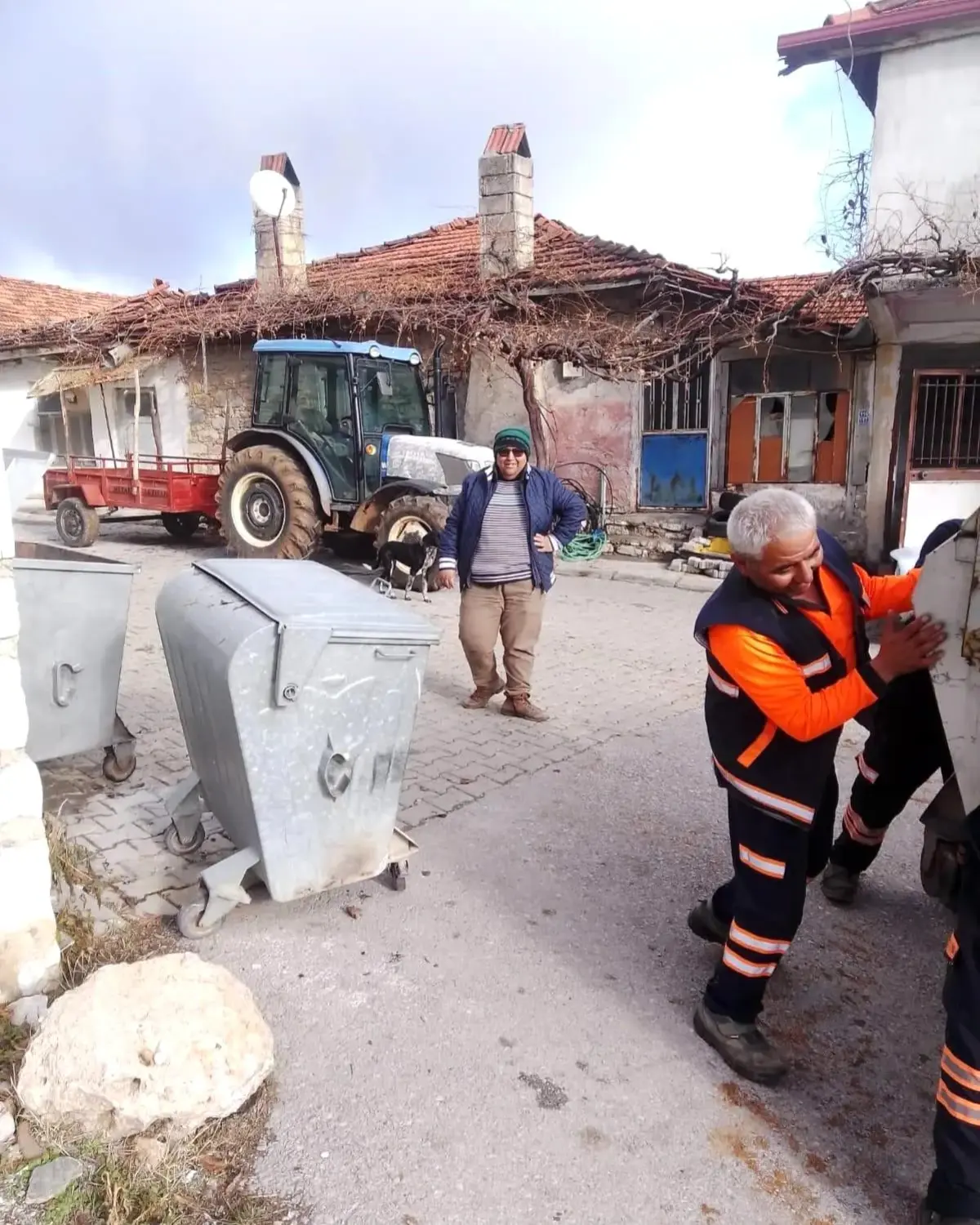 Tavas Belediyesi Eski Çöp Konteynerlerini Yeniliyor