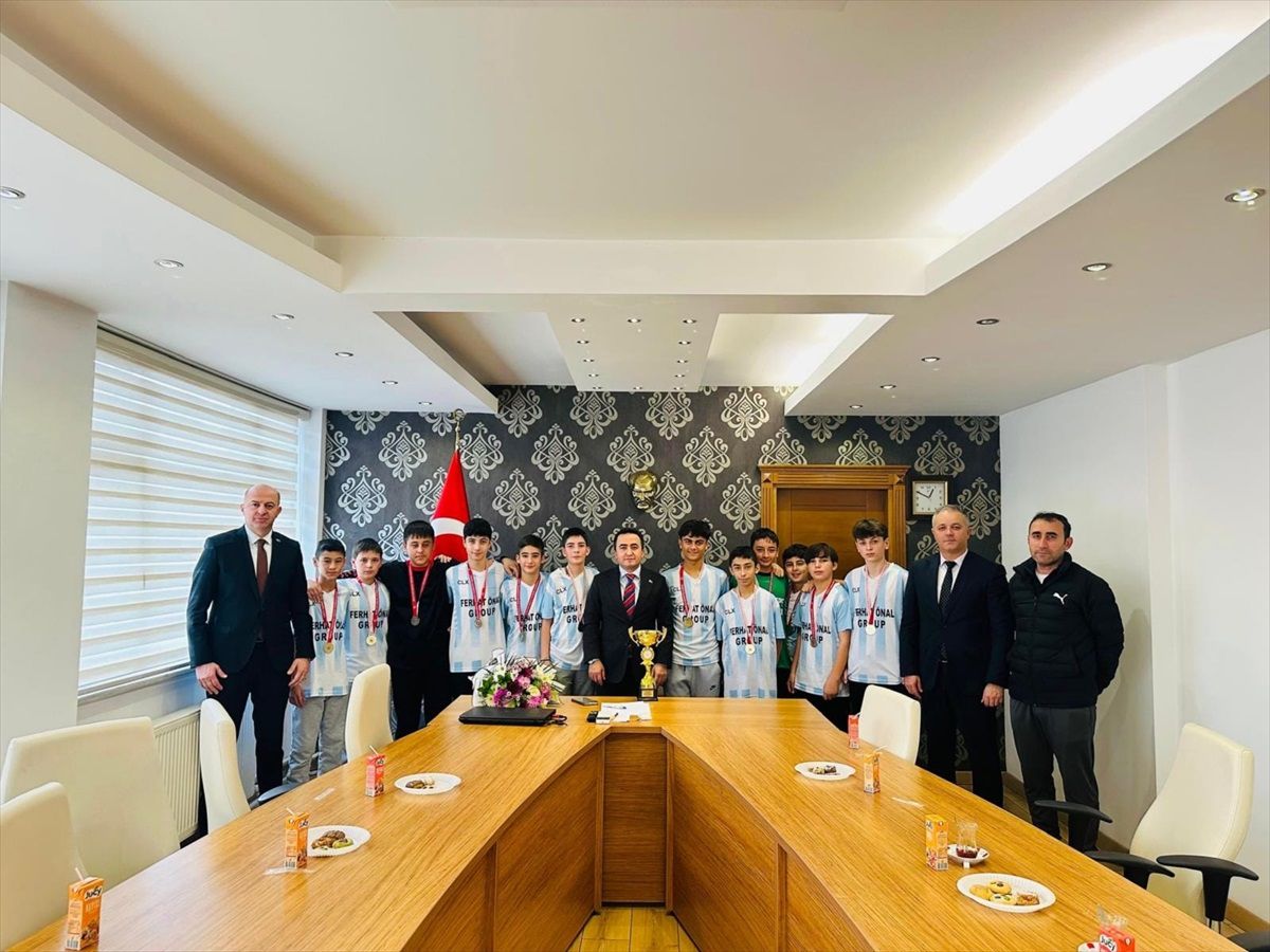 Şampiyon Öğrenciler Kaymakam\'ı Ziyaret Etti