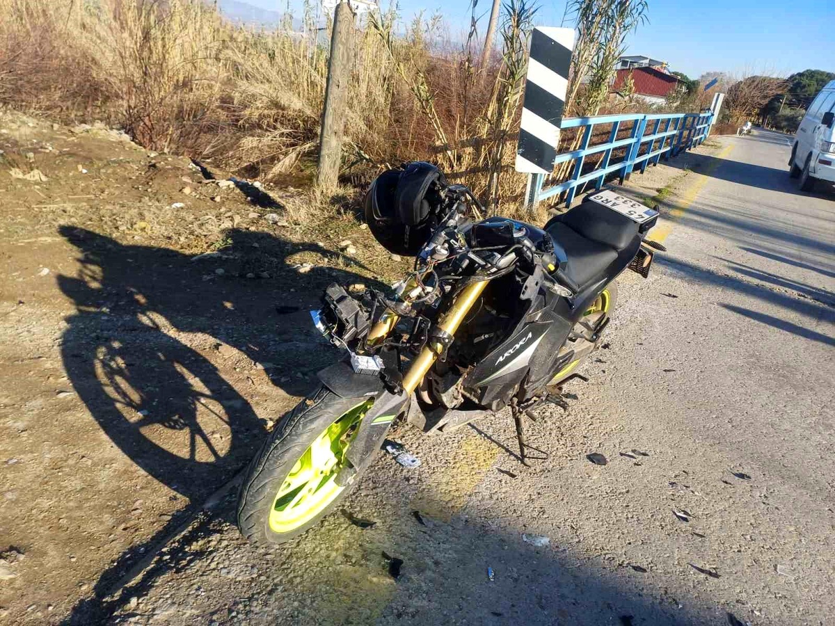 Kask Hayat Kurtardı: Motosiklet Traktörle Çarpıştı