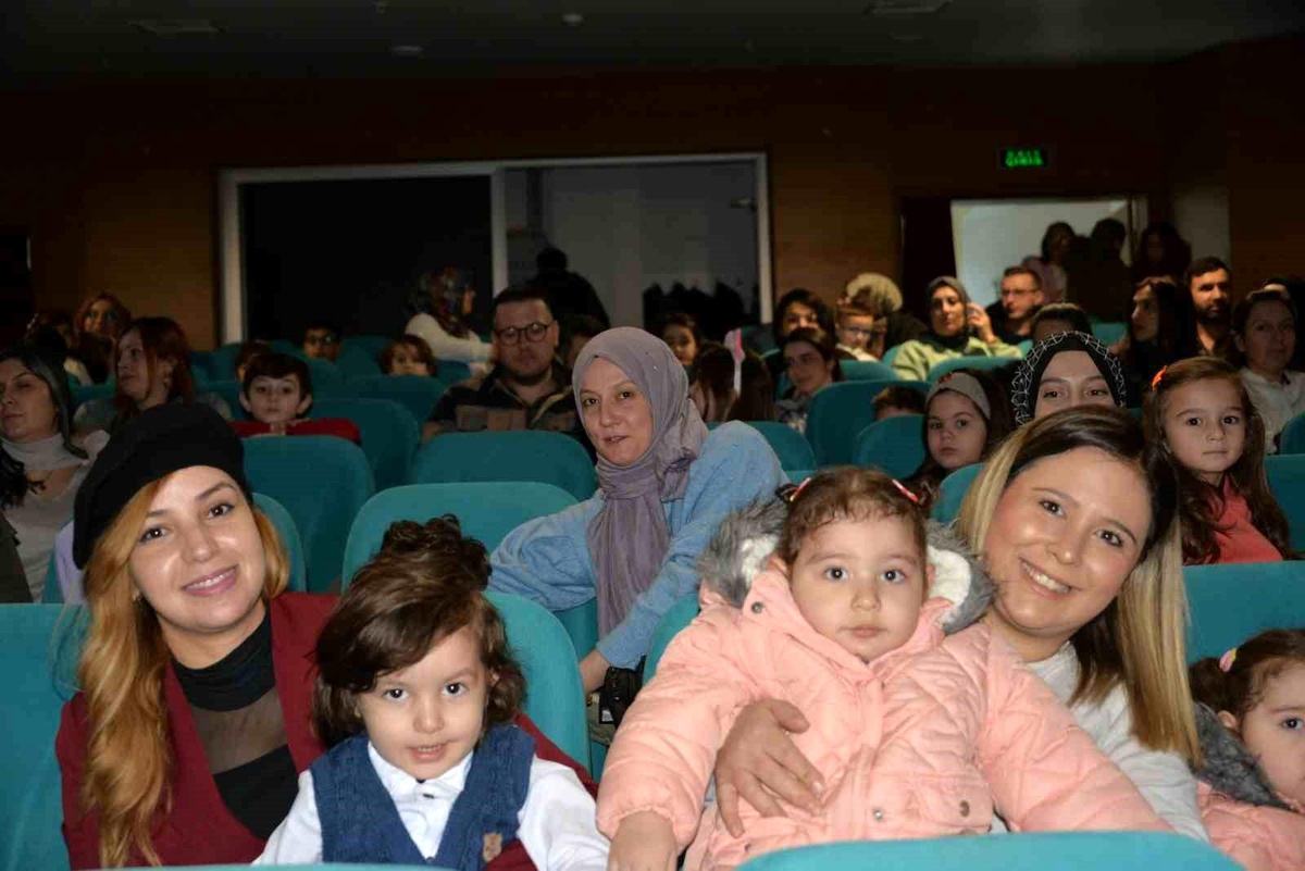 Bozüyük\'ün Ödüllü Çocuk Tiyatrosu \'Kalbimdeki Pervane\' İki Seansla Sahnede