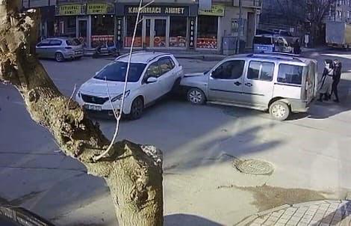 İnegöl\'de Feci Kaza: 2 Çocuk Yaralı