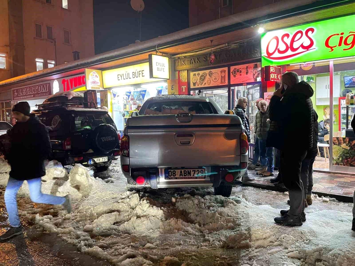 Artvin\'de Kamyonet Yayaya Çarptı