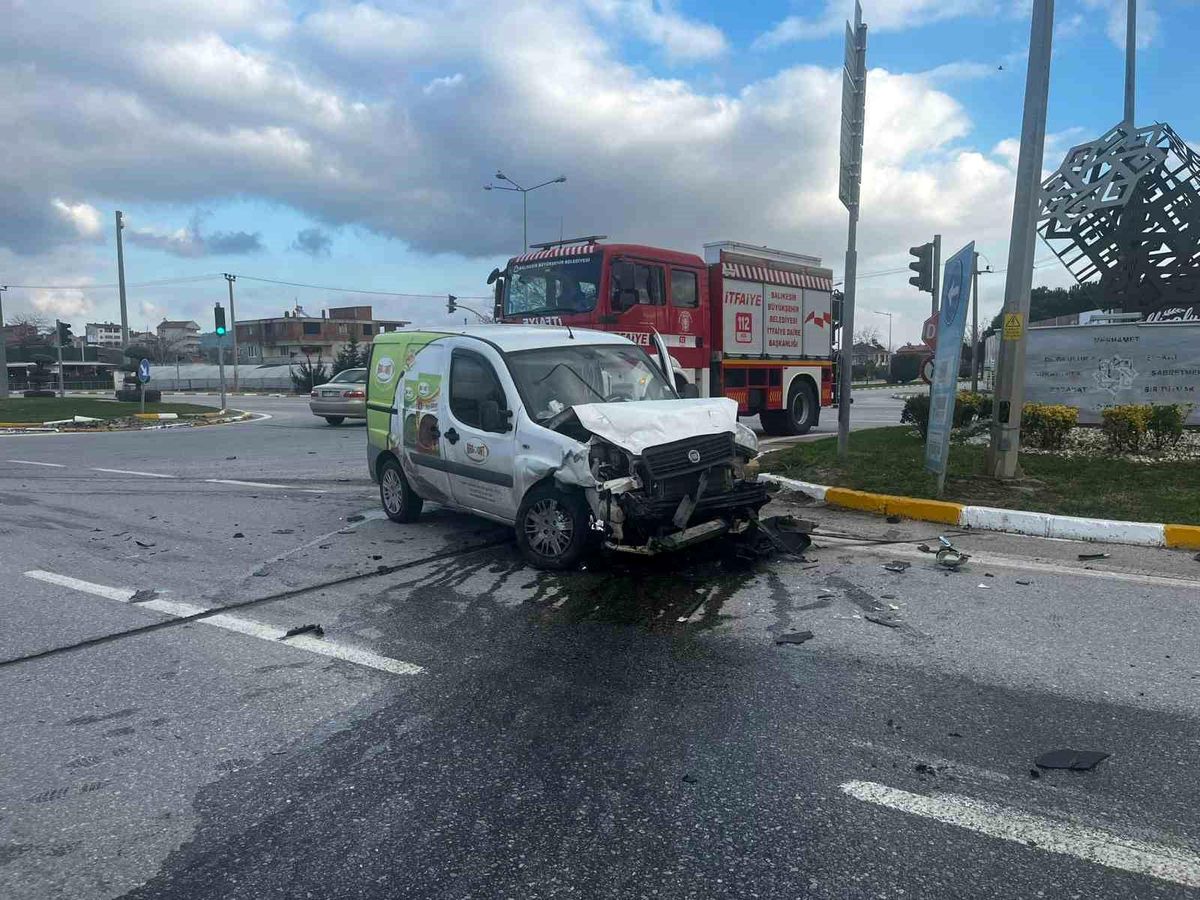 Karesi\'de Çift Taraflı Trafik Kazası