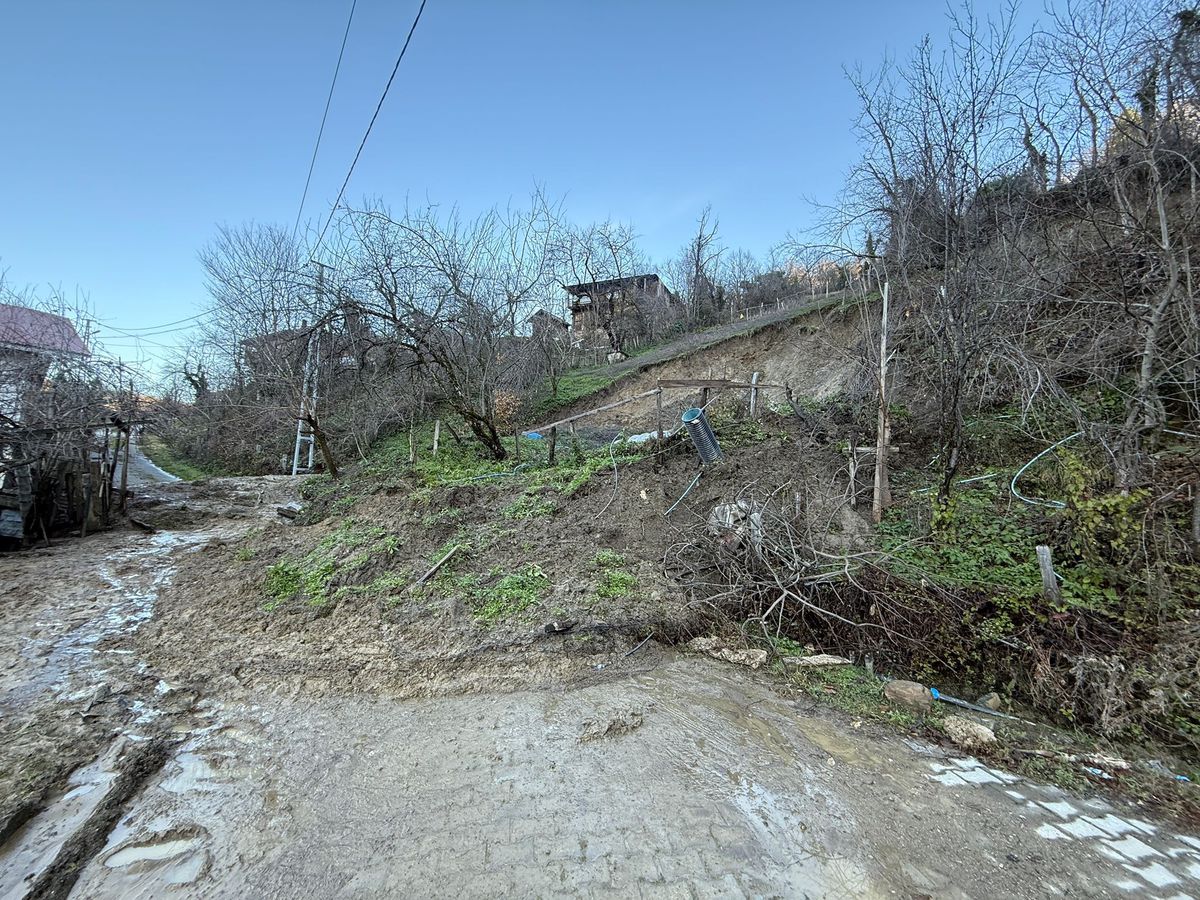 Bartın\'da Heyelan Köy Yolunu Kapatıyor