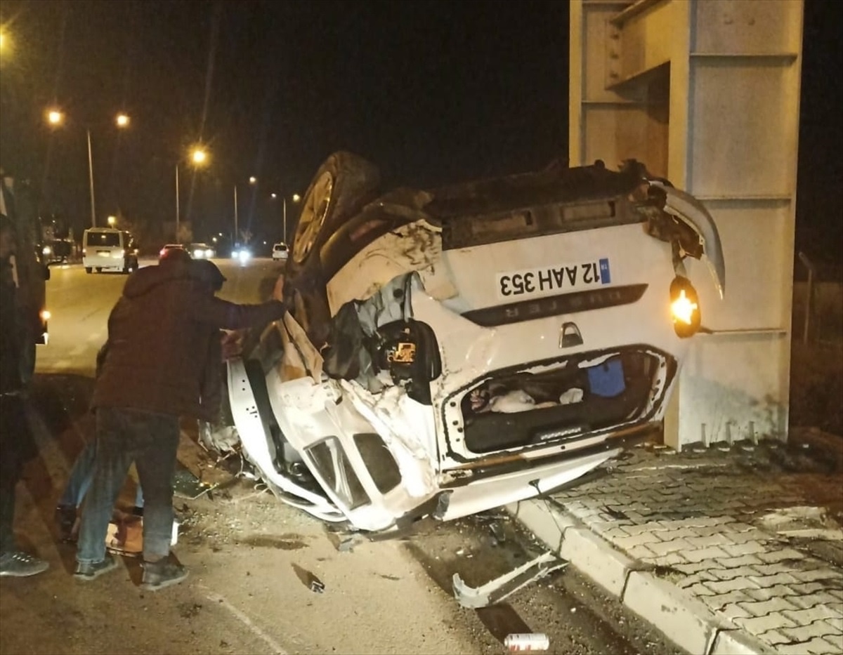 Bingöl\'de Takla Atan Otomobilde 2 Yaralı