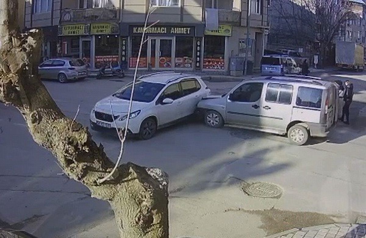 Bursa\'da Otomobil ve Hafif Ticari Araç Çarpıştı: 3 Yaralı